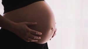 Zwanger bevalling opwekken met drukpunten moxa en acupressuur